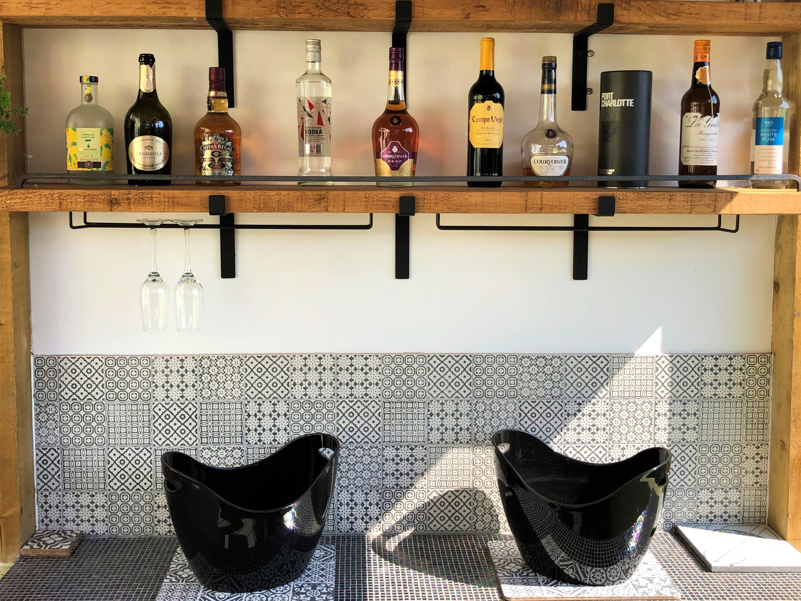 A garden bar clad in mosaic tiling